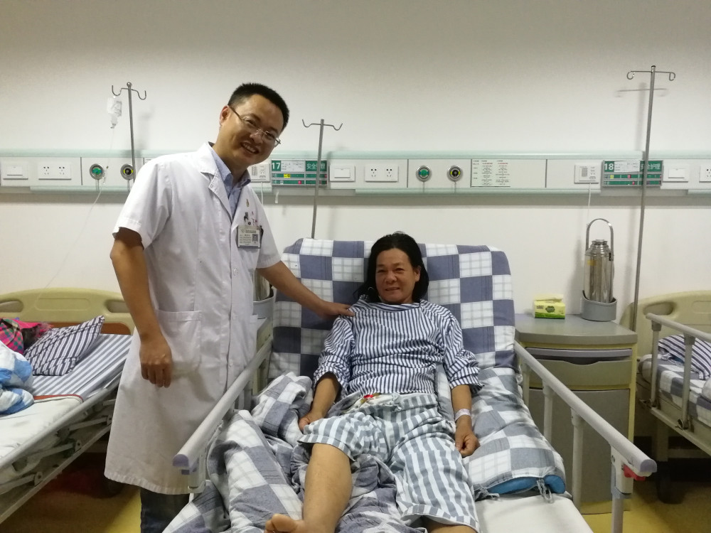 2、术后3天患者与杨宏志医生合影状态良好.jpg