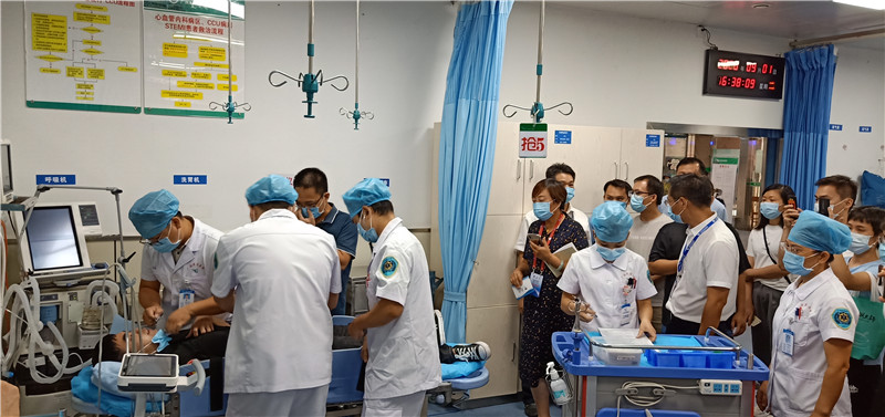 3、抢救室护士蓝雪珍、韦晨田、陆现校和医生罗诚模拟演练自行来院高危胸痛病人就诊流程.jpg