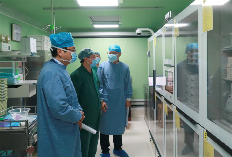 5督导组对手术麻醉科设备进行检查.jpg